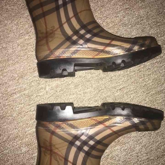 Authentic classic burberry rain boots - Picture 2 of 5